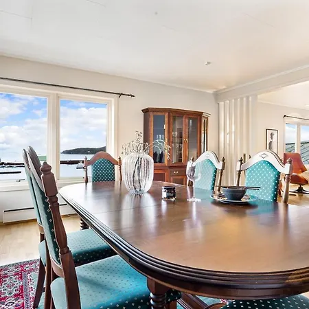 Fjordside Escape - Spacious With Amazing Views *