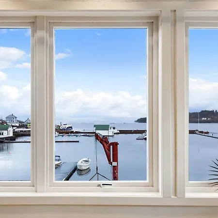 Fjordside Escape - Spacious With Amazing Views