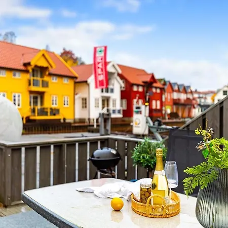 Fjordside Escape - Spacious With Amazing Views Apartament