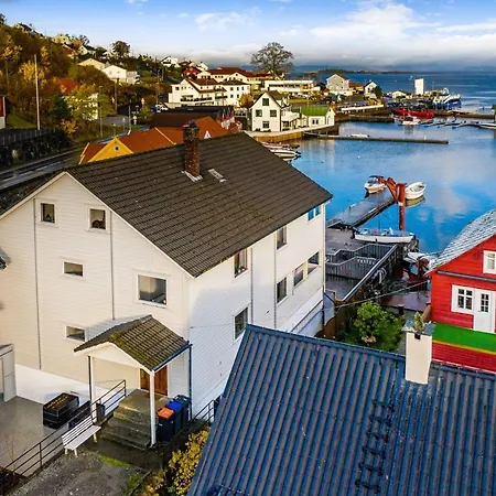 Fjordside Escape - Spacious With Amazing Views *