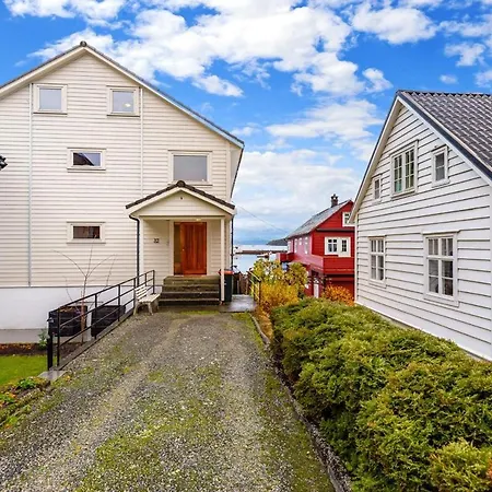 Fjordside Escape - Spacious With Amazing Views *