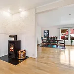 Fjordside Escape - Spacious With Amazing Views