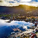 Fjordside Escape - Spacious With Amazing Views * Tysnes