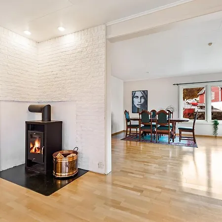 Fjordside Escape - Spacious With Amazing Views